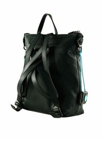Sac en cuir noir texturé avec plusieurs sangles. Il dispose d'une fermeture éclair, d'une pince latérale et d'un cordon d'accent bleu attaché au matériel.
