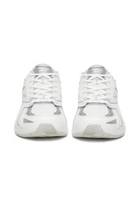 Baltų ir pilkų Reebok sportinių batų pora, matoma iš priekio, suvarstytų raišteliais, logotipu ir tinklelio detalėmis ant viršutinės medžiagos.