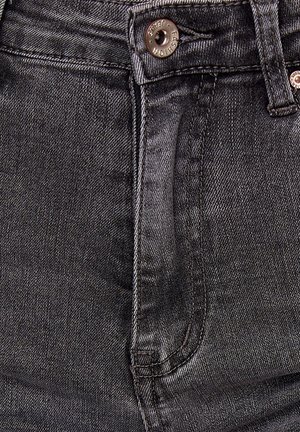Jeans de denim gris oscuro con una textura suave, bolsillos frontales y herrajes de botón metálico con un acabado de tela ligeramente brillante.