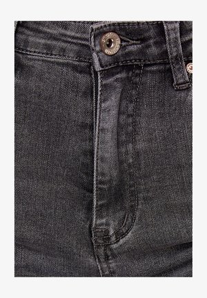 Jeans de denim gris oscuro con una textura suave, bolsillos frontales y herrajes de botón metálico con un acabado de tela ligeramente brillante.