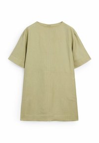 Robe à manches courtes, longueur au genou, en tissu vert olive clair. Design simple avec coutures visibles et deux poches latérales.