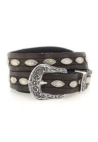 Cintura in pelle marrone con una fibbia ornamentale in argento e chiodi metallici ovali decorativi lungo la sua lunghezza. Finitura durevole e strutturata.