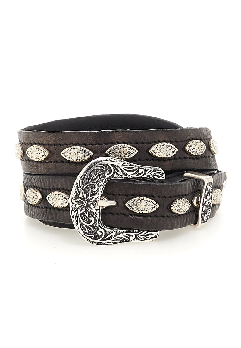 Cintura in pelle marrone con una fibbia ornamentale in argento e chiodi metallici ovali decorativi lungo la sua lunghezza. Finitura durevole e strutturata.