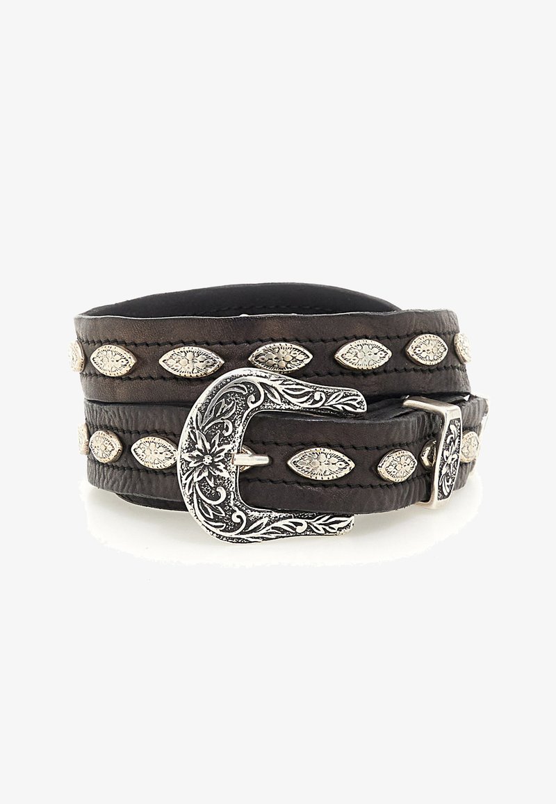 Cintura in pelle marrone con una fibbia ornamentale in argento e chiodi metallici ovali decorativi lungo la sua lunghezza. Finitura durevole e strutturata.