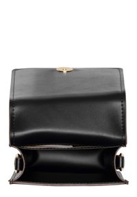 Schwarze Ledertasche mit glatter Oberfläche und goldenem Druckknopfverschluss. Das Innere ist ungefüttert und geräumig, was das minimalistische Design unterstreicht.