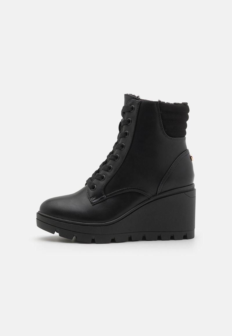 Bottines en cuir noir avec un talon en coin, dessus texturé, col rembourré et devant à lacets. Semelle en caoutchouc avec un motif strié pour une meilleure adhérence.