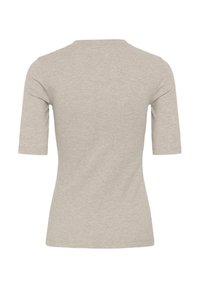 Béžový rebrovaný pletený top s krátkym rukávom, priliehavým strihom a okrúhlym výstrihom, zobrazený zozadu.