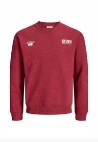 Sweat-shirt rouge à col rond avec texte blanc "KYOTO" et coordonnées sur le côté droit de la poitrine, ainsi que "ONLY ACCEPTING GOOD VIBES & SAKE" avec des caractères japonais sur la gauche.