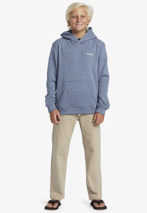 Blauwe heathered hoodie met een voorzak en capuchon met trekkoord, gecombineerd met beige broeken en zwarte sandalen. Zachte textuur met lange mouwen.