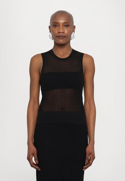 Zwarte mouwloze top met een sheer, gestreept breidesign en een effen zoom. De textuur is ribbelig, wat een visueel gelaagd effect creëert.
