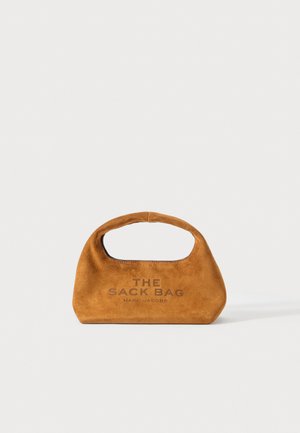 Bruine zijden handtas met geïntegreerd handvat en "THE SACK BAG MARC JACOBS" gedrukt op de voorkant, weergegeven op een witte achtergrond.