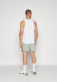 Nike Performance CHALLENGER - Športové šortky - jade horizon/medium olive/black/reflective silver