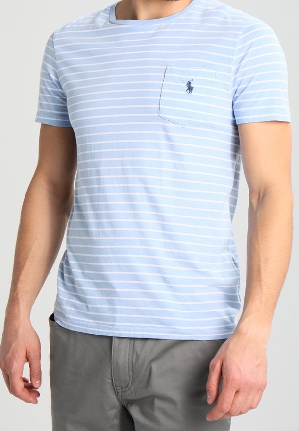 Camiseta de tirantes corta de color azul claro con rayas horizontales blancas, un bolsillo en el pecho y un pequeño logo en el bolsillo. Fabricada en suave tela de algodón.