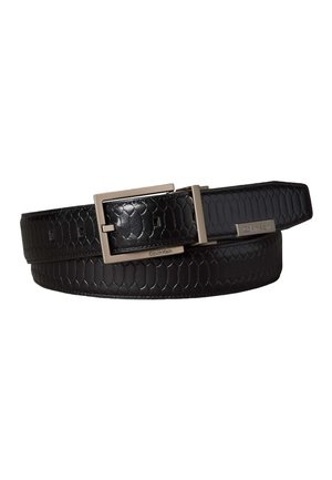 Zwarte leren riem met een gestructureerd slangenhuidpatroon en een zilverkleurige rechthoekige metalen gesp, met Calvin Klein-logo op de gesp en de riemlus.