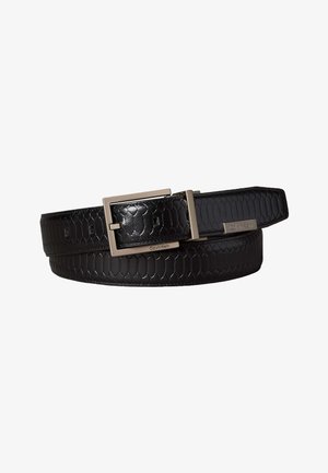Schwarzer Ledergürtel mit strukturiertem Schlangenleder-Muster und silberner rechteckiger Metallschnalle, mit Calvin Klein Branding auf Schnalle und Gürtelschlaufe.