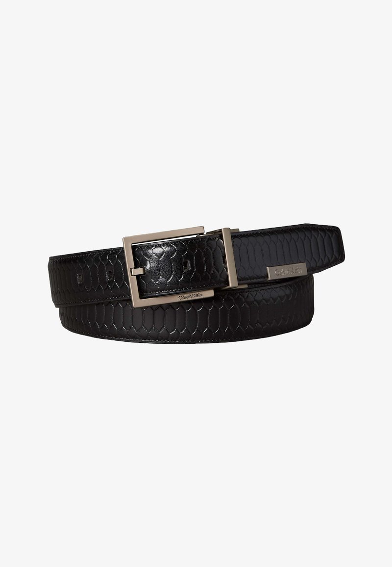 Ceinture en cuir noir avec un motif texturé peau de serpent et une boucle métallique rectangulaire argentée, avec le logo Calvin Klein sur la boucle et la boucle de ceinture.