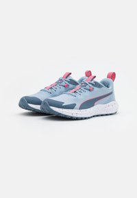 Scarpe da ginnastica blu con dettagli rosa, tomaia in rete, suola testurizzata, soletta imbottita e linguetta sul tallone per una facile calzata.