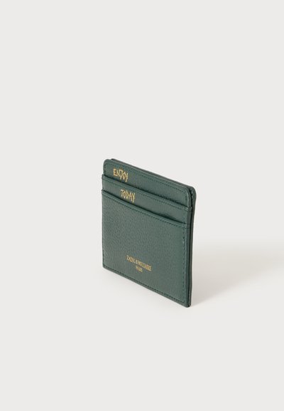 Porte-cartes en cuir vert foncé avec texte doré indiquant « "ENJOY TODAY" » sur les fentes supérieures et « "ZADIG & VOLTAIRE PARIS" » sur la poche inférieure.