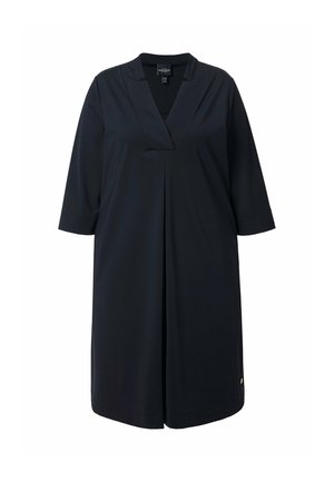 Zwarte knielange jurk met driekwart mouwen, V-hals en plooidetail aan de voorkant op een witte achtergrond.