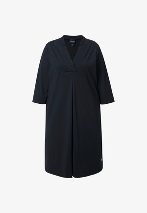 Abito nero al ginocchio con maniche a 3/4, scollo a V e dettaglio di piega frontale su sfondo bianco.