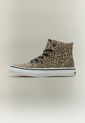 Baskets montantes Vans avec imprimé léopard noir et marron, lacets noirs, semelle en caoutchouc blanche et logo Vans sur le côté et le talon.