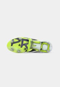 Đon za nogometne kopačke s šest metalnih đonova, neon žute i crne boje, tekst "PREDATOR" integriran u dizajn đona.