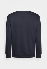 Sudadera azul marino hecha de una tela suave, con cuello redondo, mangas largas y puños y dobladillo acanalados. Diseño minimalista, sin logotipos visibles.