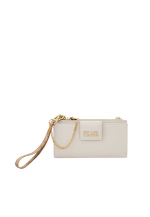 Portafoglio da polso rettangolare beige chiaro con catena dorata, cinturino in pelle marrone e patta frontale con scritta dorata.