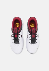 Baldosiai sportiniai batai su juodais akcentais, raudona pamušalo spalva, tekstūruota odinė viršutinė dalis, juodi raišteliai ir geltonas gėlių logotipas ant vidpadžio.