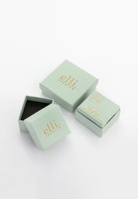 Scatole per gioielli verde menta realizzate in carta resistente, una aperta per rivelare un interno nero, con logo dorato e dettagli sulla parte anteriore.