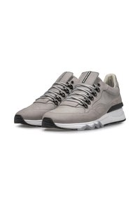 Sneakers atletici grigi con un mix di pelle scamosciata e materiale a rete, dotati di lacci argento, accessori neri e una suola bianca a zigzag.