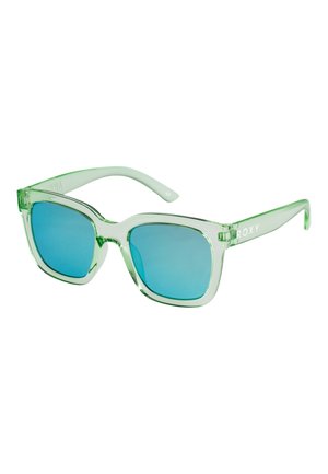 Transparent grüne Sonnenbrille mit quadratischem Rahmen, bläulichen Gläsern und "ROXY"-Branding an den Bügeln vor weißem Hintergrund.