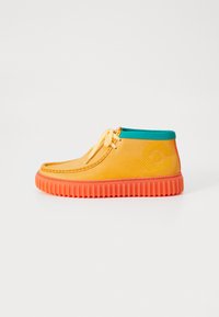 Clarks TORHILLEXPLORE POKÈMON UNISEX - Igapäevased paeltega jalatsid - orange