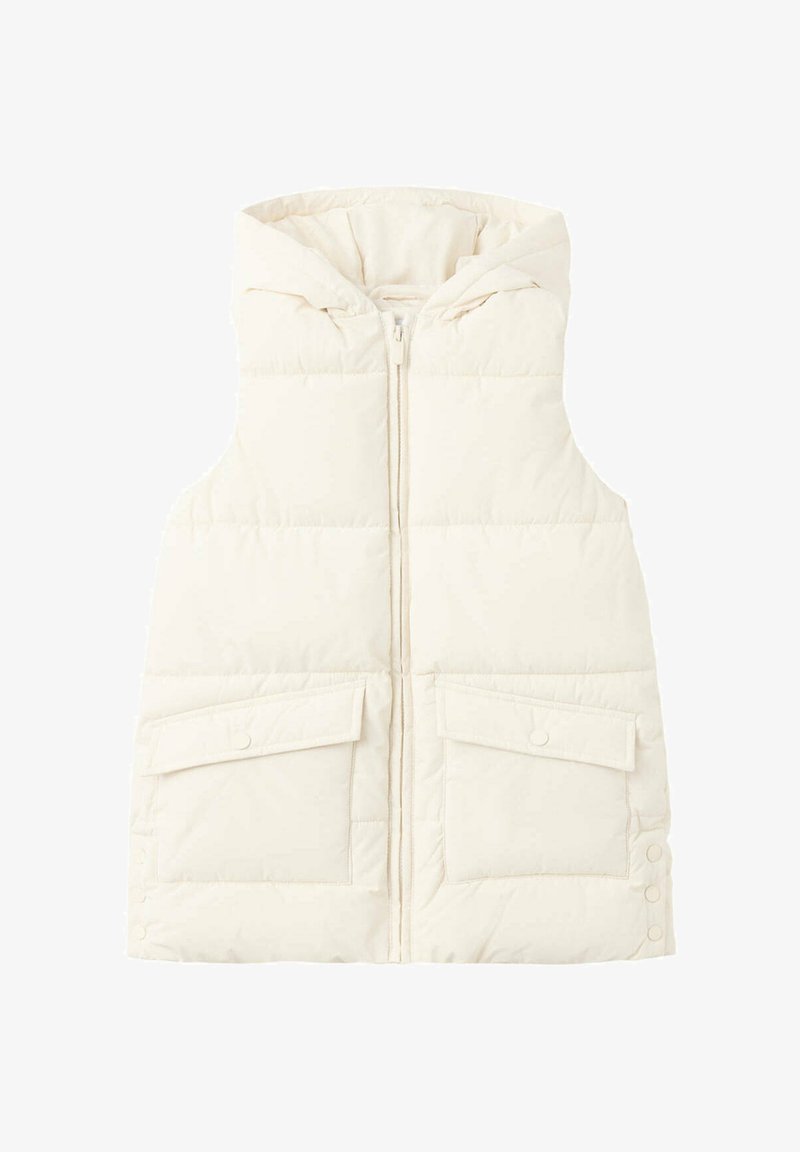 Veste sans manches matelassée de couleur crème avec fermeture éclair à l'avant, deux grandes poches à rabat, boutons-pression sur les côtés et un col montant matelassé.