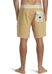 Pantaloni da bagno da uomo gialli con motivi geometrici e a righe, vita elastica e una tasca posteriore con chiusura a patta.