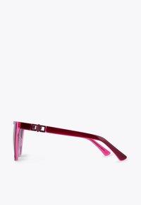 Occhiali da sole trasparenti rosa con montatura rettangolare audace, templi decorati e texture liscia. Materiale plastico leggero.