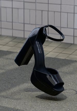 DOMMINIQUE - Magas sarkú szandálok - black