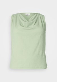 Top sin mangas de color verde claro con cuello de cowl, hecho de una tela texturizada. Tiene una forma ajustada y un dobladillo liso.