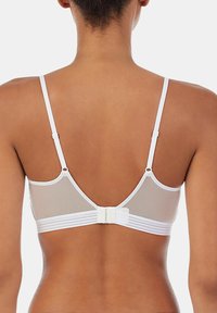 Biały stanik z siateczkowym wzorem, regulowanymi ramiączkami i zapięciem na hak z tyłu. Posiada gładki materiał i subtelne elastyczne paski.