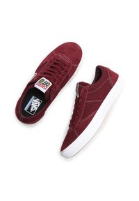 Baskets en daim bordeaux avec semelles en caoutchouc blanc et lacets blancs. Dotées de détails cousus et d'une étiquette de logo multicolore sur la languette.