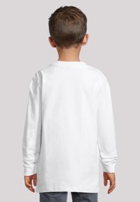 Langärmliges weißes T-Shirt mit gerippten Bündchen, Rundhalsausschnitt und gerader Saumlinie, von hinten vor einem neutralen Hintergrund gezeigt.