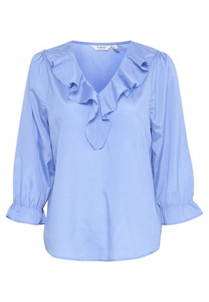 Lichtblauwe blouse van satijn met een V-hals, gerimpelde rand langs de halslijn en elastische, opgeblazen driekwartmouwen.