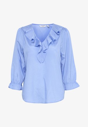Lichtblauwe blouse van satijn met een V-hals, gerimpelde rand langs de halslijn en elastische, opgeblazen driekwartmouwen.