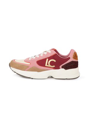 Zapatilla baja con colores rosa, rojo, beige y blanco, cordones blancos, una suela gruesa y el logo "LC" en el lateral, con detalles estampados en el talón.
