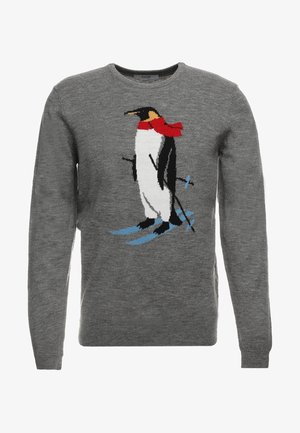 Pull gris avec un pingouin portant une écharpe rouge et des skis, tenant des bâtons de ski à l'avant.