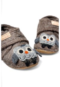 Pantofole di feltro marrone con un design di gufo grigio, becco arancione e accenti blu, con una forma curvata e superficie testurizzata.