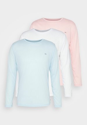 Drie langemouwen t-shirts in lichtblauw, wit en roze. Gemaakt van zachte katoen met een ronde halslijn en een klein logo op de borst.