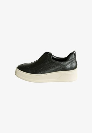 Svart faux läder slip-on sko med krokodilstruktur, rund tå och vit plattformssula. Har ingen synlig hårdvara eller detaljer.