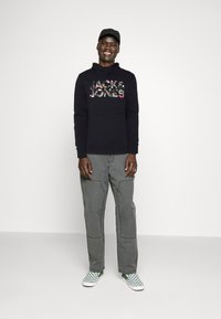 Jack & Jones JJEJEFF CORP HOOD - Kapuutsiga pusa - black/green