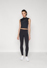 Nike Performance TRAIL STORAGE TANK - Top - black/anthracite